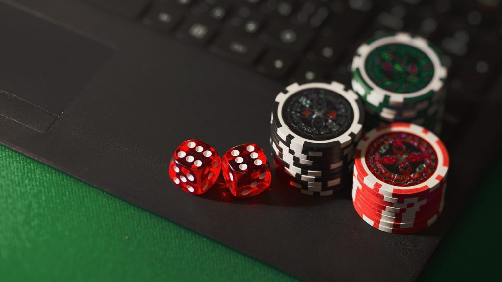 Things you need to be aware of while playing online casino games