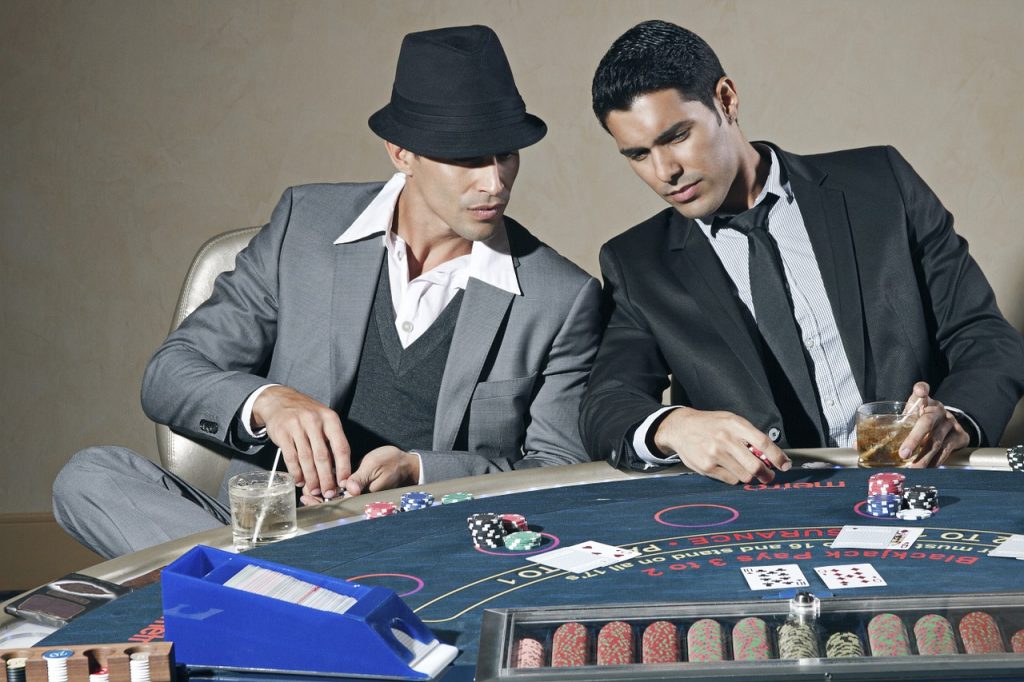 What games in online gambling can be played to earn money?